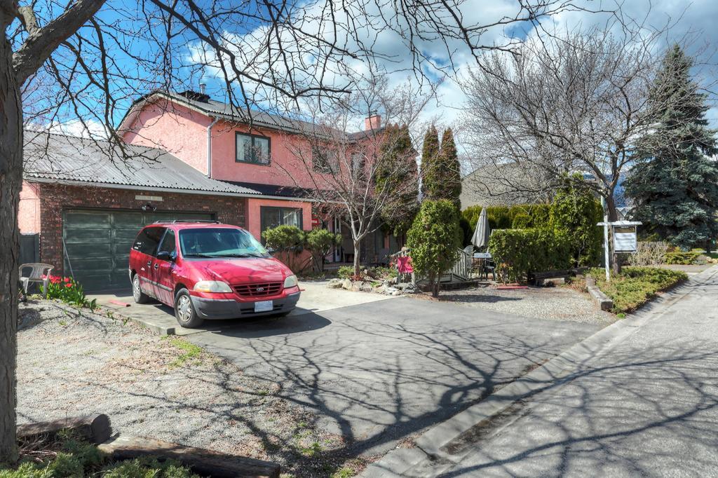 Beds By The Bridge Bed and Breakfast Kelowna Exterior foto